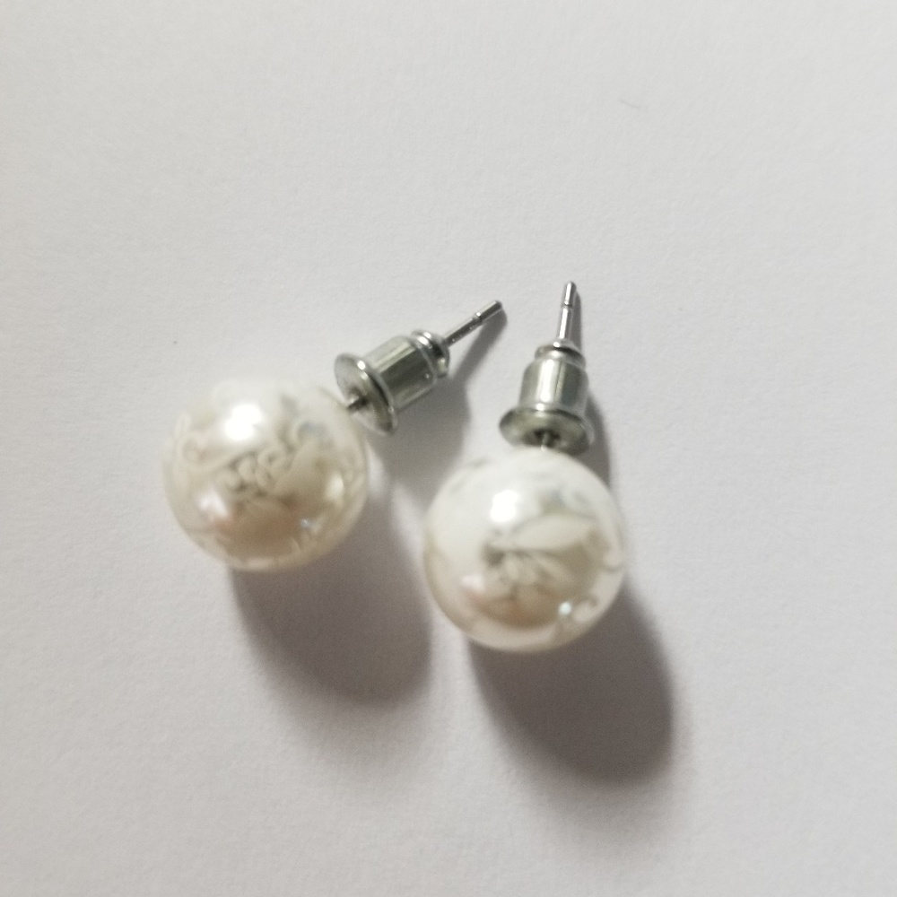 White Pearl Earring - Picture 2 of 2
